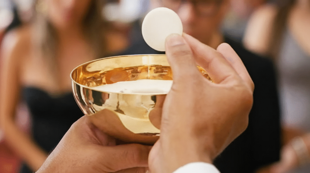 Uma âmbula e uma hóstia na mão para distribuir na Santa Missa