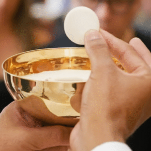 Uma âmbula e uma hóstia na mão para distribuir na Santa Missa